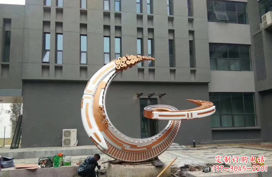 南通小区抽象不锈钢月亮雕塑