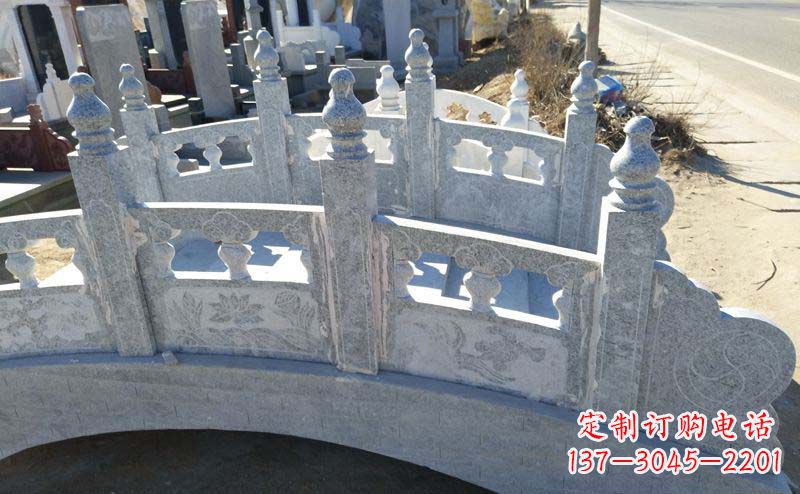 南通小区公园大理石拱桥