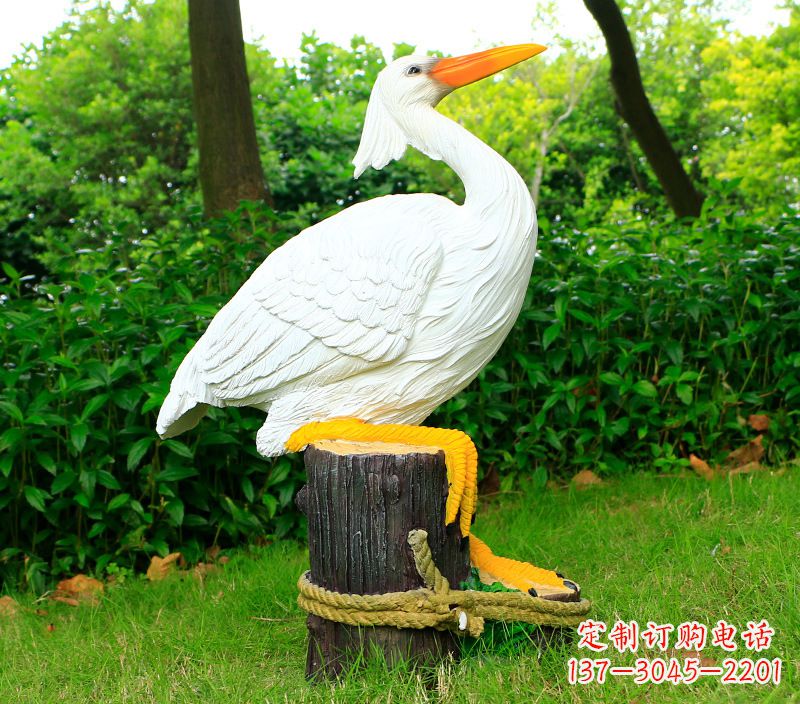 南通一男一女抱一只鸽子雕像