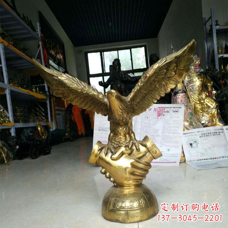 南通铸铜老鹰雕塑大展宏图