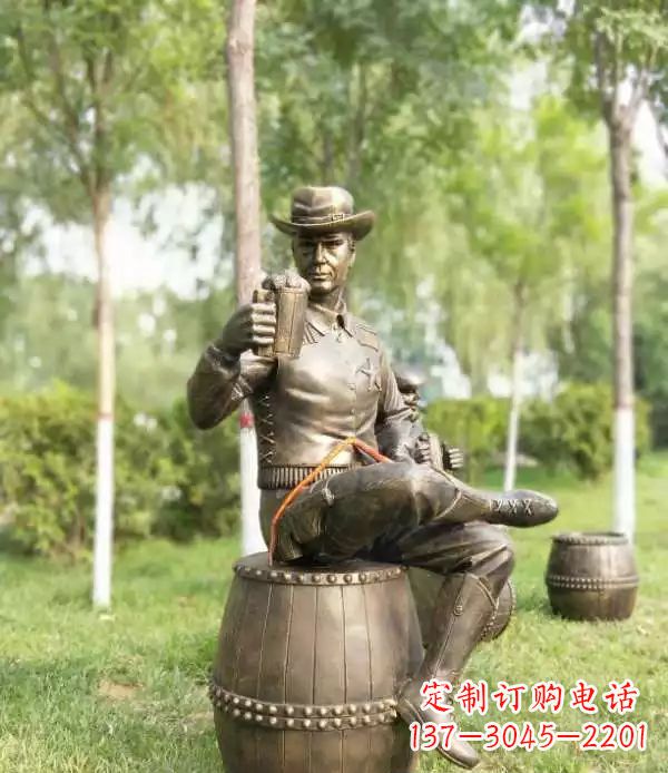 南通坐酒桶喝啤酒的牛仔铜雕