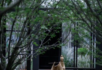 南通人物雕塑-别墅庭院创意不锈钢仿铜抽象吹笛子的人物雕塑