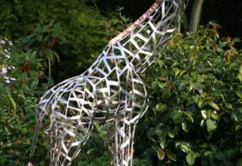 南通长颈鹿雕塑-户外草坪大型不锈钢镂空长颈鹿雕塑